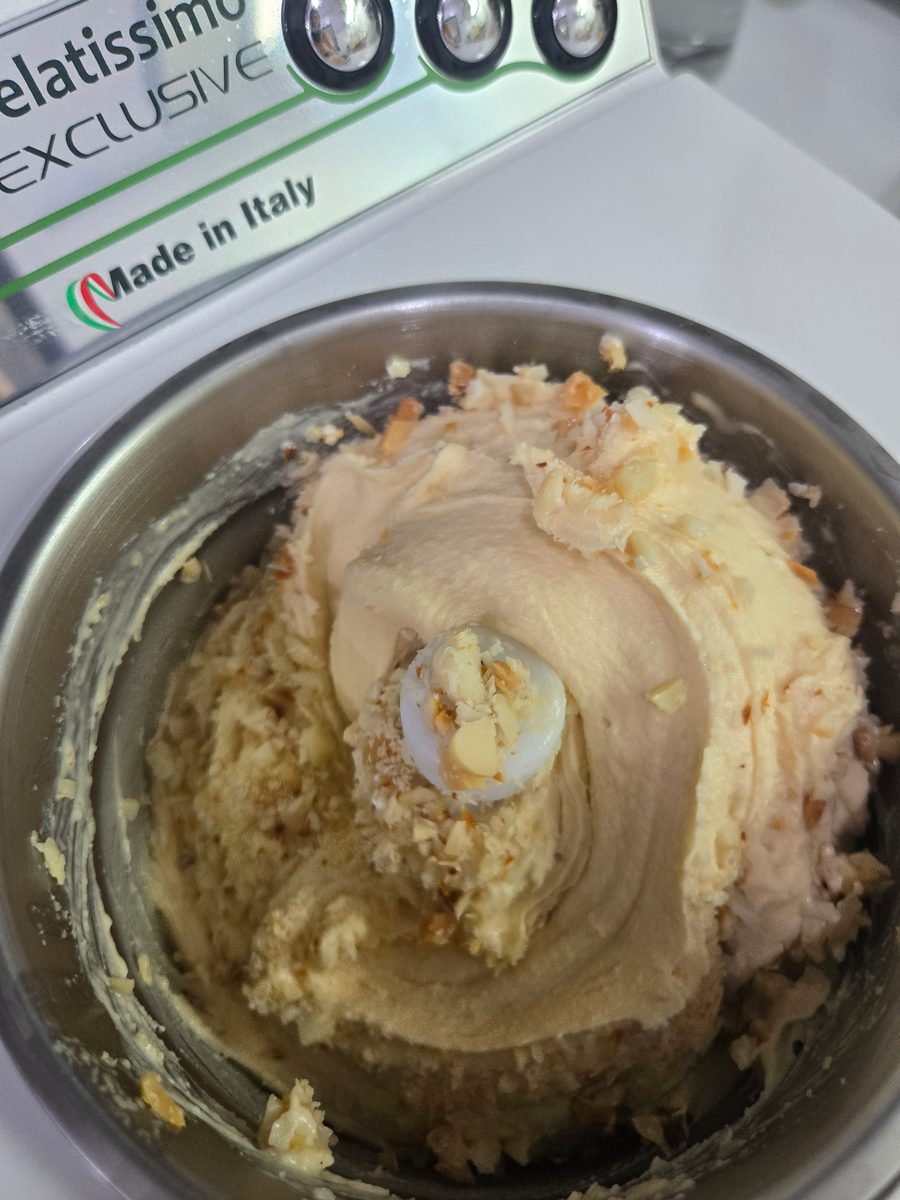 ไอติมโปรตีนแมคคาเดเมียในเครื่องปั่นไอศครีม